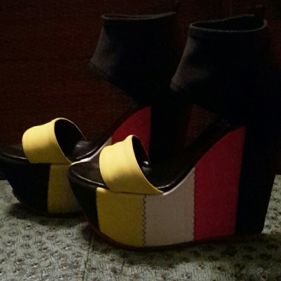 Meet your Poshe in Women Name Brand Items - Picture 4 of 4